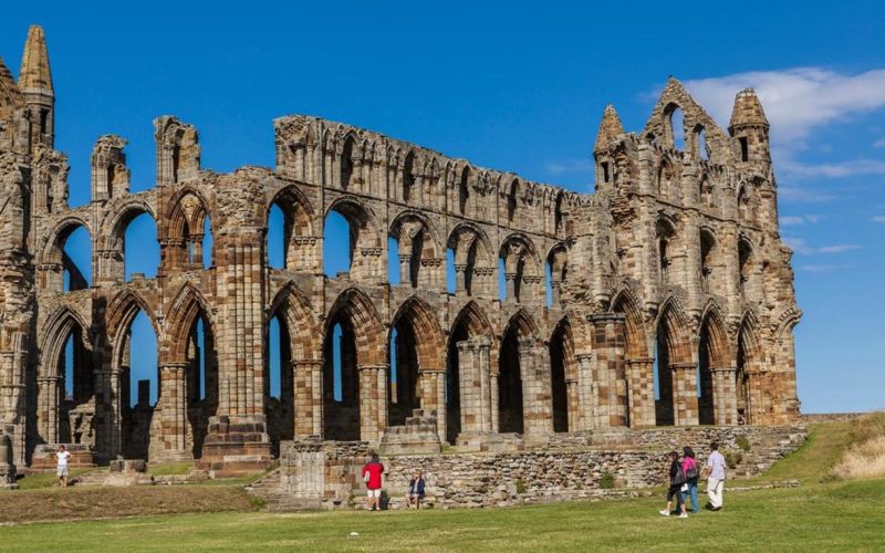 Whitby Abbey Menyimpan Segudang Kisah Misterius Akibat Reruntuhan